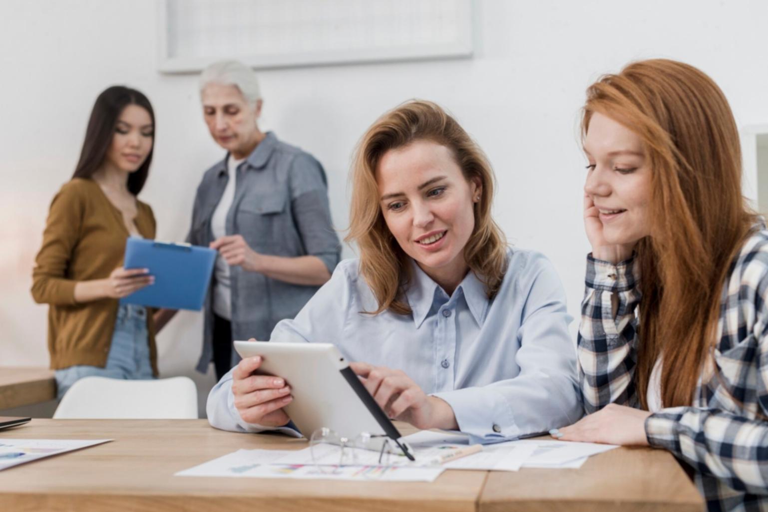 Arbeitsplatz mit Finanzmodellen und Analysedaten
